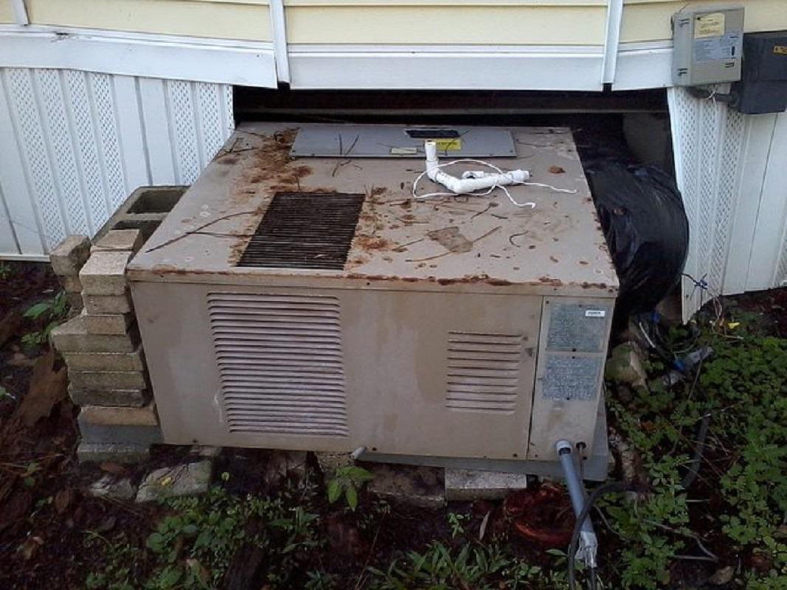Rusted, failing packaged HVAC unit before replacement by Climate Mechanics